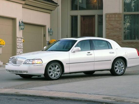 LINCOLN TOWN CAR 2004 1LNHM83WX4Y680367 image
